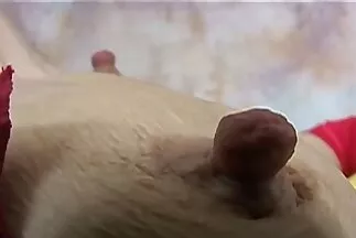 A szőke lerántja a péniszét a kezével, és amatőr punci első személyben baszik meg egy barátjával.