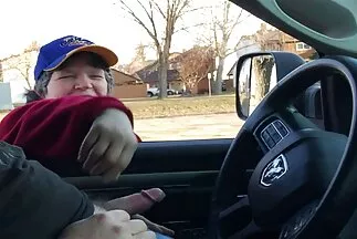Harisnyás barna házi porno video dumál egy férfival a kanapén, és a hüvelyi veréstől cums.
