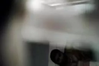 A barna az esküvőn bezárkózott amatör anál a hálószobába, és egy fekete férfival dumál.