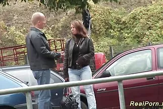 Két fekete amatőr szájba élvezés csoportos pornót rendezett egy fiatal barnának.