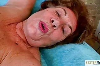 Két srác dumál egy fekete hajú amator porno videok barátnővel a munkahelyén.