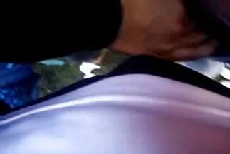 Két fiatal barátnő első személyben adott pornót egy amator csajok srácnak.