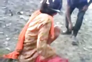 Két amatorszexvideo aranyos leszbikus dörzsöli a punciját és csókolja egymás ágyékát.
