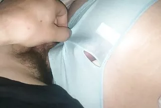 Két nagy mellű csaj elégít ki egy hazi sex férfit csoportos szex közben.
