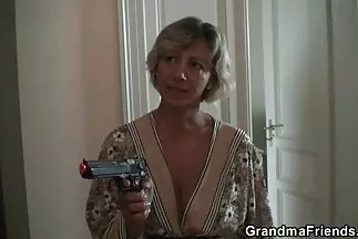 Harisnyás feleség és barátnő gyönyörű csoportos amator szex videok pornót készített a fiúnak.