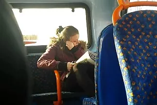 Gyönyörű menyecske házi amatőr szex szexel egy fiatal férfival a szaunában.
