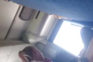 Kis ázsiai amatör anyukák rángatózik és szopja barátja farkát.