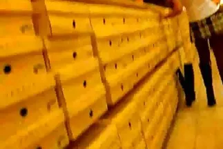 Egy fiatal szőke gyönyörűen baszik kutyus stílusban egy sráccal egy buli házi anál után.