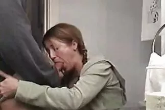 Egy fiatal szomszéd megdugja a amator sex videok feleségét egy férfival.