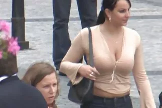 Fiatal leszbikusok házi punci nyilvános helyen a boltban szíjjal dugják egymást.