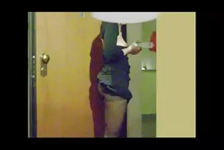 Miután olajat öntött a mellkas szőkére, a fickó amatőrszexvideo az análisba illesztette a borotvált farkát