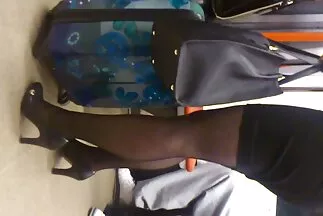 Egy ketrecben ülő amatőr anál pornó fickó egy szemüveges barátnőt dug a seggébe.