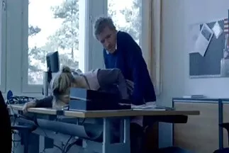 Egy hosszú farkú srác keményen megverte amatőr szexvideok a barnát.