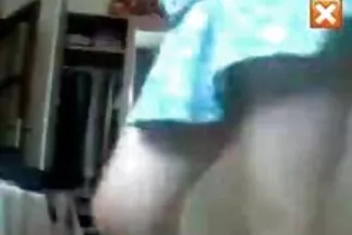 Egy karcsú lány amatőr csajok nem csak a sapkájában, hanem az análisban is meg van szarva