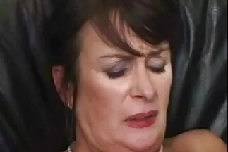 Egy kövér vörös hajú amatőr pornó filmek lány egy szakállas motoros hosszú farkát dugja egy bokorral.