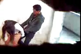 Egy harisnyás barna otthoni sex videok szőrös farkat kap a puncijába, és nyögi a cunnilingustól.