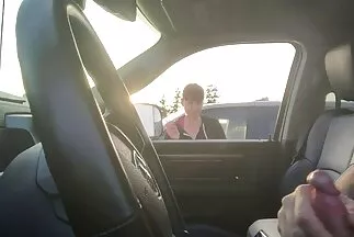 Egy amatőr szőrös pinák vidám lány aktívan ugrál férje hímtagján.