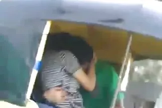 Csoportos szex dugás a strandon három barátnővel egy közös szeretővel konzolozás közben.