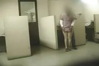 Két fekete csoportos szexet forgat egy amatőr feleség sex fiatal szőke nővel, és nagy botokkal tépik a mélyet.