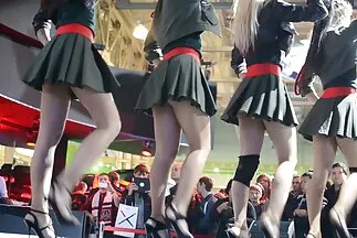 Vad fickó nyal a hölgy lábai amatör szex között és keményen baszik.