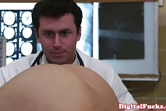 Háziasszony maszturbáló pinák megkóstolta szomszédja farkát a fürdőszobában.