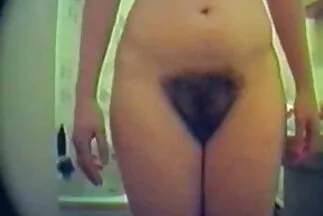 A barát megajándékozza a sármőrt, és tiszta amatőr házi pornó faszval lábmunkát kap.