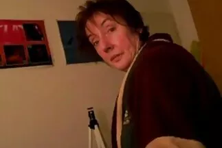 Egy gyönyörű lány éjjel-nappal szexel amater pono egy trópusi üdülőhelyen.