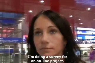 Az ápolónő, miután egy szexjátékkal önkielégített, bekerítette a fenekét anális szexhez. szex videók amatőr