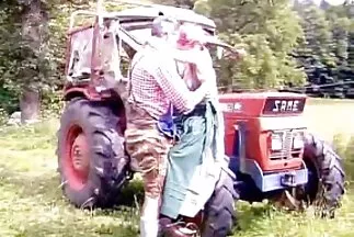 A beleélvezések nagy mellű anya levetkőzik egy srác előtt, és mélyen megszívja.