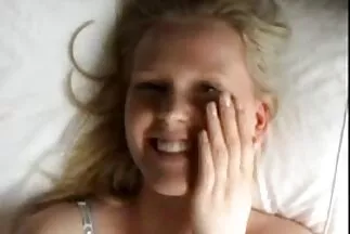 Egy fiatal lány megcsal egy srácot, miközben házi amatőr kefélés pornót közelről forgat