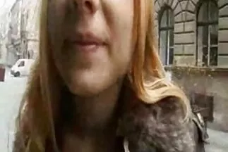 A fiatal Nicole Bexley keményen korbácsolt egy sráccal egy hangulatos otthoni környezetben. amatör sex videok