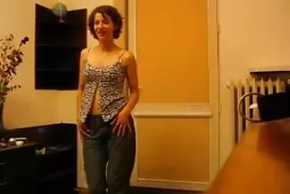 Egy amatorszexvideo fiatal barna, miután egy játékkal önkielégült, becseréli a fenekét análisra