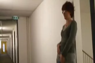 Egy fiatal szépség szex videók amatőr a hüvelyi behatolásból egy borostás sapkába áramlik.