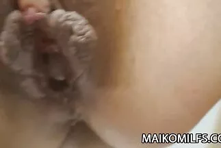 Pár lány úgy döntött, hogy igazi csoportos pornót rendeznek amator hazi sex egy srácnak a kanapén.