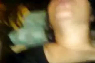 Orosz szőrös nunik cuki aktívan rángatja le barátja kemény farkát a lábával.