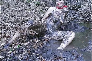 Egy mellkas amatőr sexvideok lány egy kopasz zsock fejét simogatja masszázs után.