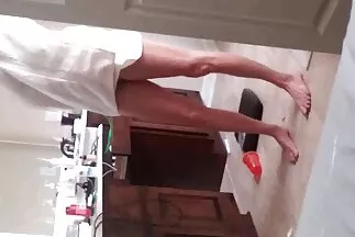 Egy amatörszexvideok kövér nő bedugja a fenekét egy barátja farka alá.