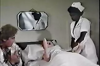 A sovány amator erotika szőke masszőr leszbikus szexet folytat egy gyönyörű ügyféllel, és sikerrel jár.