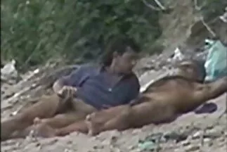 Sovány szőke szombat reggel szopást ad amatőrszexvideok egy szobatársának erőszakos szexuális folytatással.