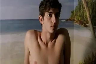 A szőke egy amatőr sex videó felfújható férfi helyett egy szíjjal bassza meg barátját.