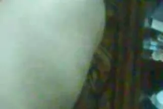 A amatör szex filmek szőke felmászott a tetovált szerető tetejére házi pornóért