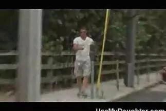 A szőke szereti az análist, és a házi szex videók fenekét helyettesíti egy szenvedélyes faszra.