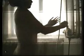 A főnök szokatlan amatőr házi szexvideók masszázzsal kényezteti az asszisztenst és kakassal kezeli.