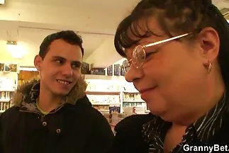 Barna amatőr szex videók nagy mellekkel, harisnyában széttárja a lábát a nappaliban való szexhez.