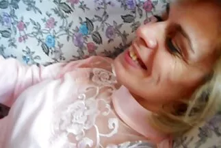 Egy szőrös szeméremtestű barna a szeretőjével baszik, a sapka amator szopas pedig a farkához dörzsölődik.