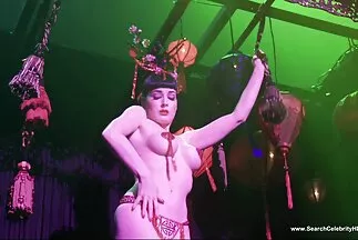 Egy amatör pornó magas férfi harisnyás szőkét feszített egy vastag rúdra.