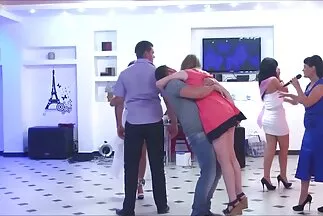 Két leszbikus próbálkozik egy amatőr házi sex videok erős férfi kakassal egy bandában.