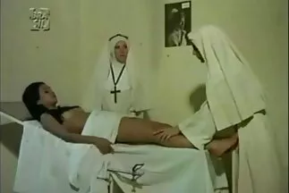 Két szelíd leszbikus diák amatör orgia pompás szarságot rendezett a kanapén.