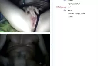 Két szexi barátnő harisnyában szerelmes csoportos anális egy brutalis melytorok hosszú asztalon.