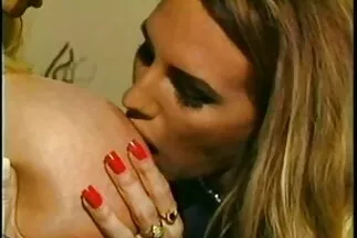 Két mellkas ingyen házi pornó leszbikus kemény kunyhóvá tette egymást.